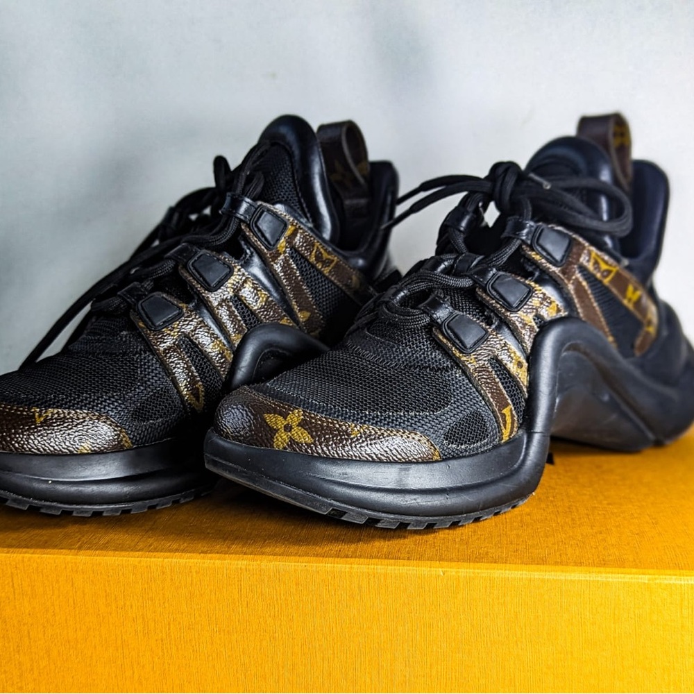 Louis Vuitton’s ARCHLIGHT - BLACK Excellent